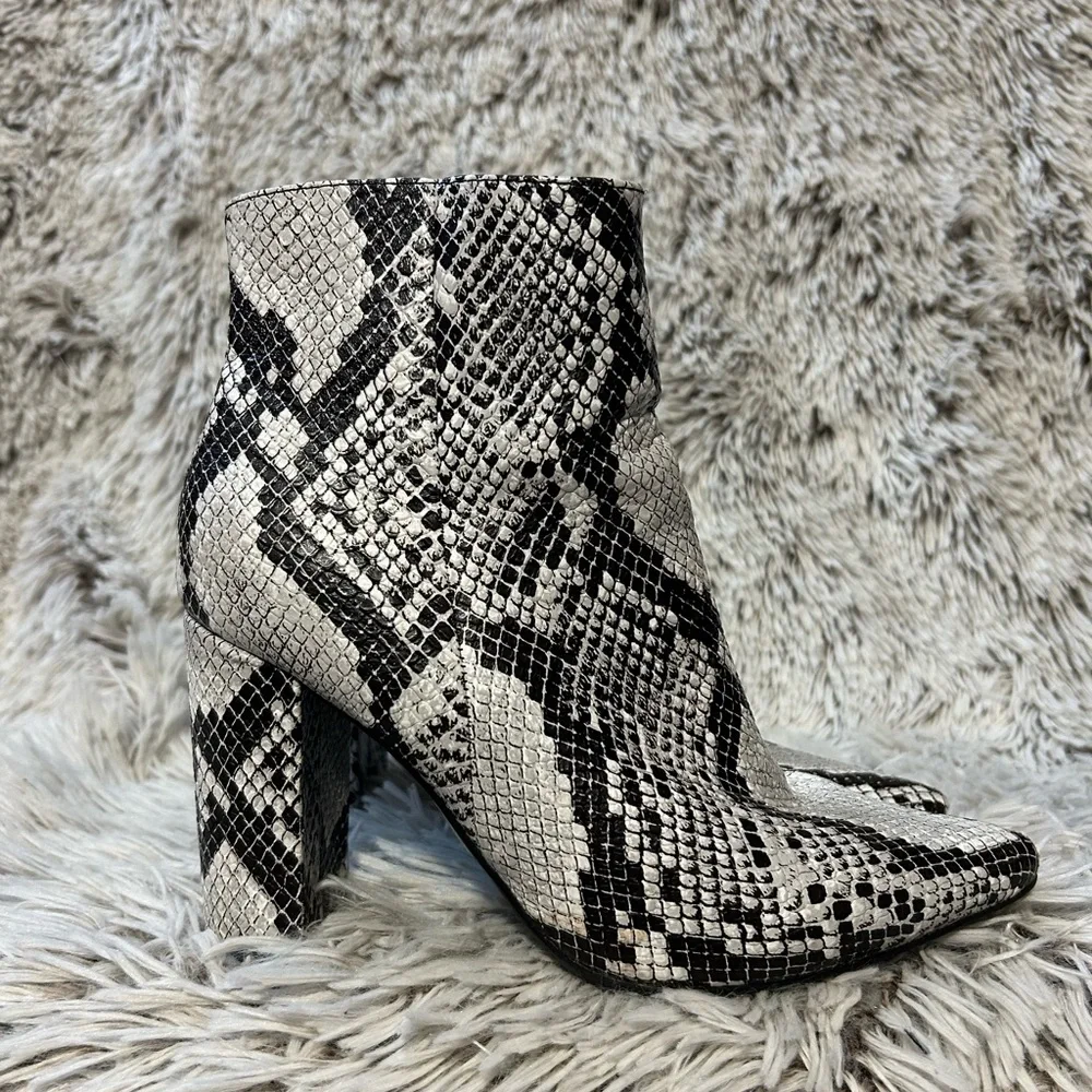 Snakeskin Print Boots Black White Heels Pointed Toe Size 7 Embossed Faux Leather